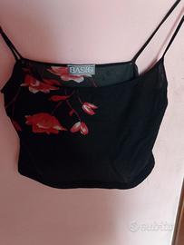 Top nero con fiori