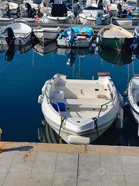 barca open all' ormeggio senza motore