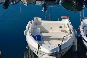 barca open all' ormeggio senza motore