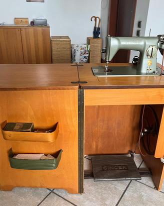Macchina da cucire Singer a pedale con mobiletto