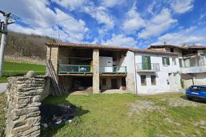 Casale di Langa con Terrazzo Panoramico e Ampi Loc