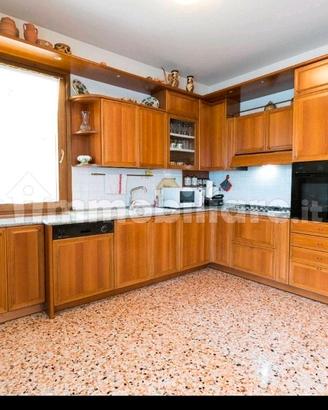 Cucina Completa con Top in Marmo e faretti 