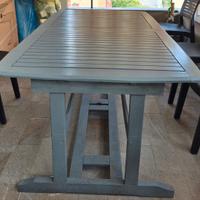 Tavolo con sedie in legno 