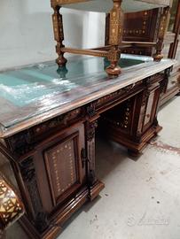 Scrivania con poltrona in legno di noce intarsiato
