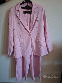 Tailleur rosa con strass