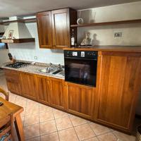 Cucina completa di elettrodomestici.