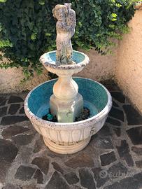 Fontana pietra/cemento con angelo e mosaico