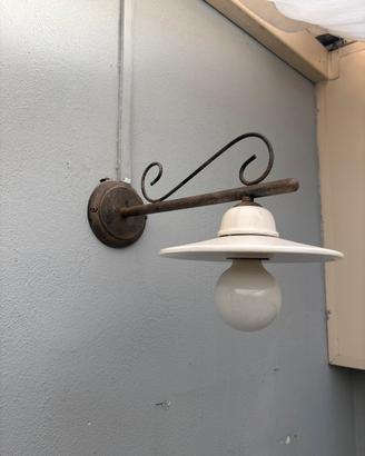 Applique in ceramica e ferro battuto