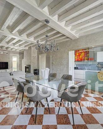 Casa indipendente di 320 m² con più di 5 locali e 