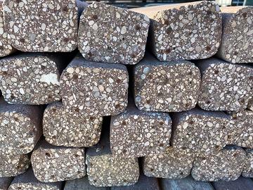 Pali in cemento per vigneto e/o recinzioni usati