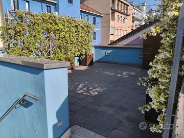 Monolocale ultimo piano con ampia terrazza privata