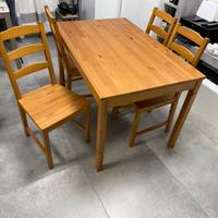 Tavolo con 4 sedie in legno