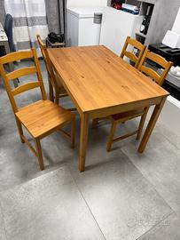 Tavolo con 4 sedie in legno