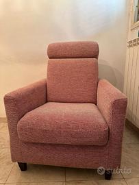 Poltrona rosa in perfette condizioni estetiche