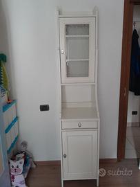 Mobile bagno con vetrina bianco alto e stretto