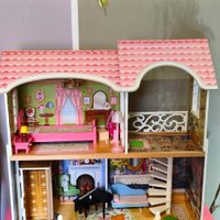 Casa delle bambole in legno