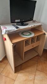 Scrivania salvaspazio con cassetto e ripiano PC