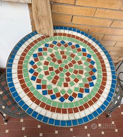 Tavolino da esterno con due sedie