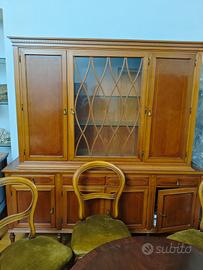 Mobile con vetrinetta e sportelli