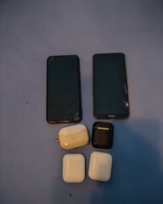 due telefoni e 4 cuffie 