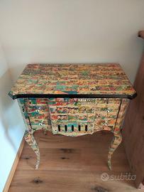 grazioso  mobile restaurato con fumetti