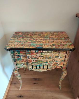 grazioso  mobile restaurato con fumetti