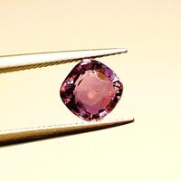 Zaffiro naturale 0.99ct  con cambiamento colore