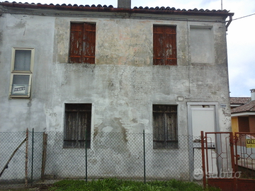 Casa fronte strada a Fiesso Umbertiano in paese