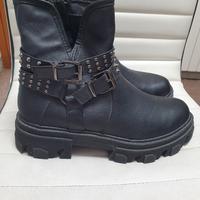 Stivaletti neri bikers con borchiette