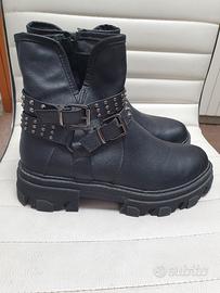 Stivaletti neri bikers con borchiette