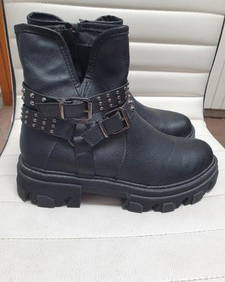 Stivaletti neri bikers con borchiette