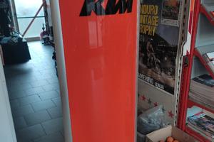 totem ktm luminoso