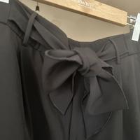 Pantalone nero classico com gamba larga