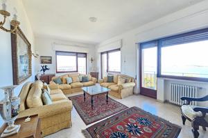 Prestigioso attico fronte mare