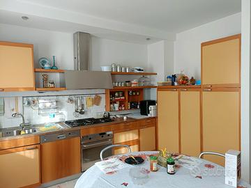 cucina completa di elettrodomestici 