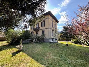 Villa di 500 m² con più di 5 locali e box auto a C