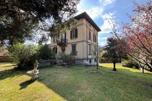 Villa di 500 m² con più di 5 locali e box auto a C