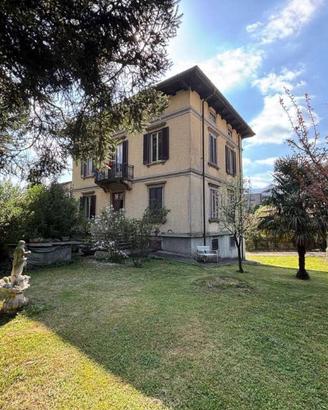 Villa di 500 m² con più di 5 locali e box auto a C