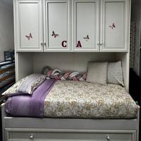 Cameretta con letto a cassettone estraibile.