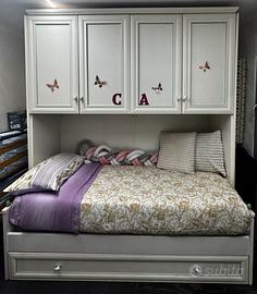 Cameretta con letto a cassettone estraibile.