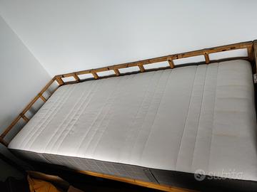 Letto singolo giunco con comodino/tavolino