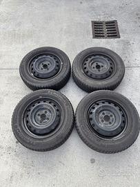 4 gomme invernali Michelin 185/60 R15 con cerchi