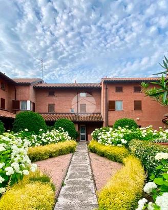 VILLA A SCHIERA A CARATE BRIANZA