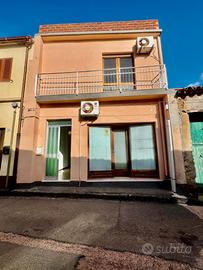 Casa indipendente con cortile e terrazza