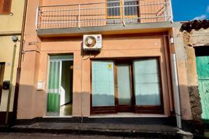 Casa indipendente con cortile e terrazza