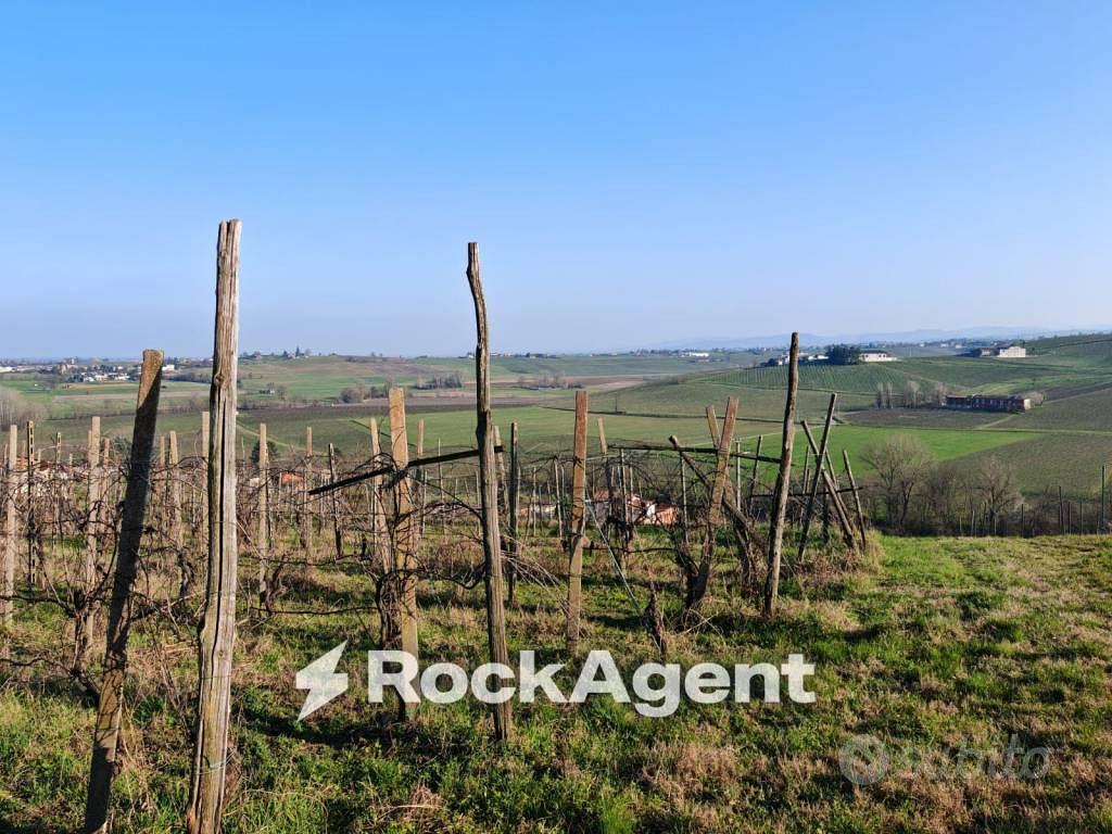 Rustico / Casale di 198 m² con 3 locali e box auto - Altro