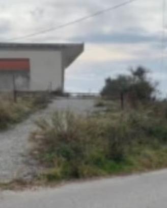 Terreno con prefabbricato