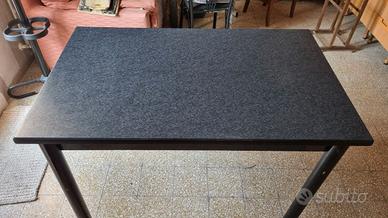 Tavolo in legno allungabile piano effetto granito