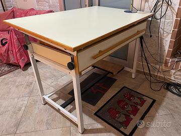 Tavolo da disegno regolabile