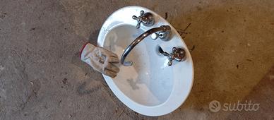 Vecchio lavandino ovale in ceramica.